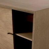 Dresser Lazarro
Washed oak veneer | carved oak veneer front
