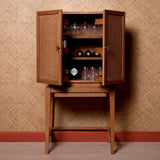Bar Cabinet Borchard
Caramel oak veneer | woven rattan | bronze finish