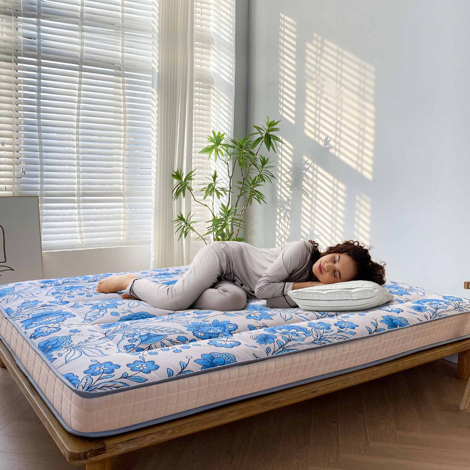 MAXYOYO 6" Extra Thick Japanese Futon Bed, Little Fresh Blue Flower Pattern Floor Mattress for Home