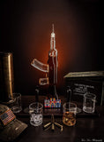 (EU ONLY) Wine Savant Dekanter-Set, Bullet-Gläser, limitierte Auflage, elegantes Gewehre, Whiskey-Dekanter, 57,1 cm, 1000 ml, mit 4 Bullet-Whiskey-Gläsern und Sockel aus Mahagoni-Holz