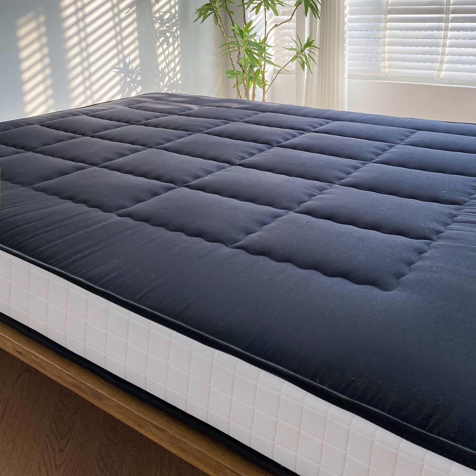 MAXYOYO Padded Japanese Floor Mattress, Black Foldable Roll Up Futon Mattress