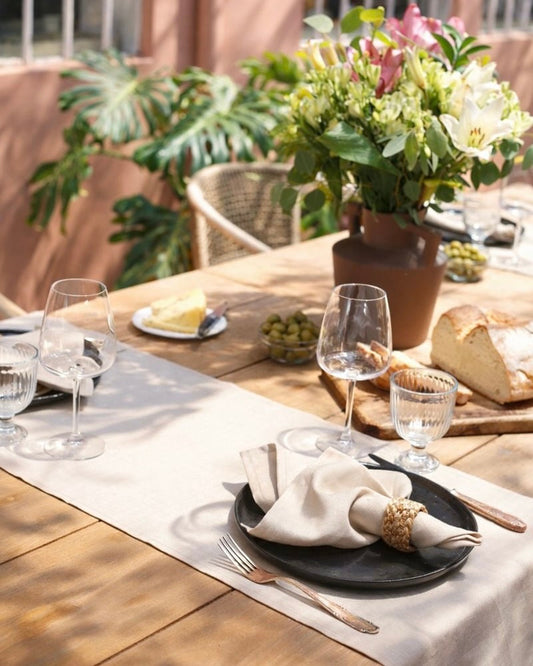 Linen table runner in Natural linen