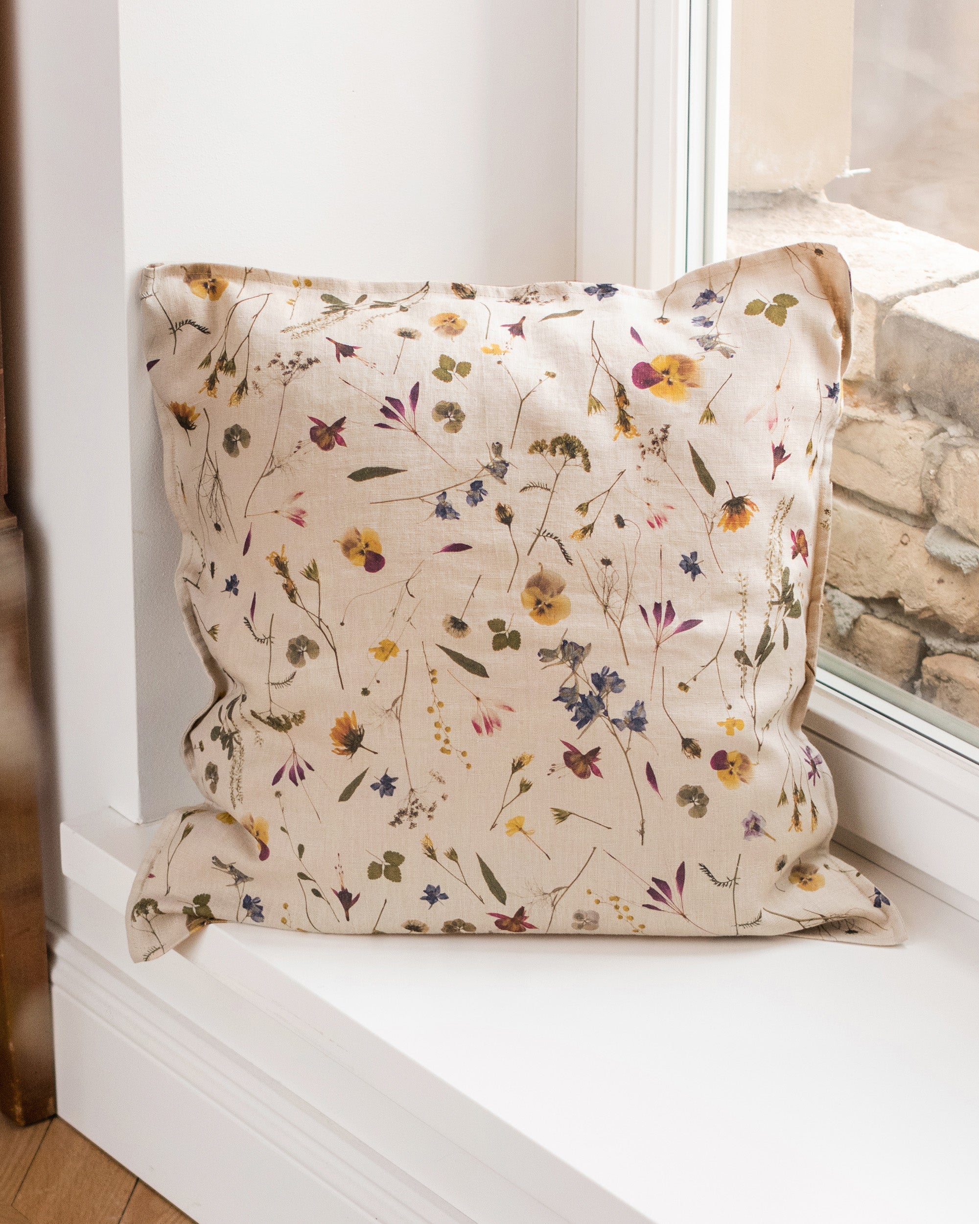 Pillow cover with buttons in Botanical print