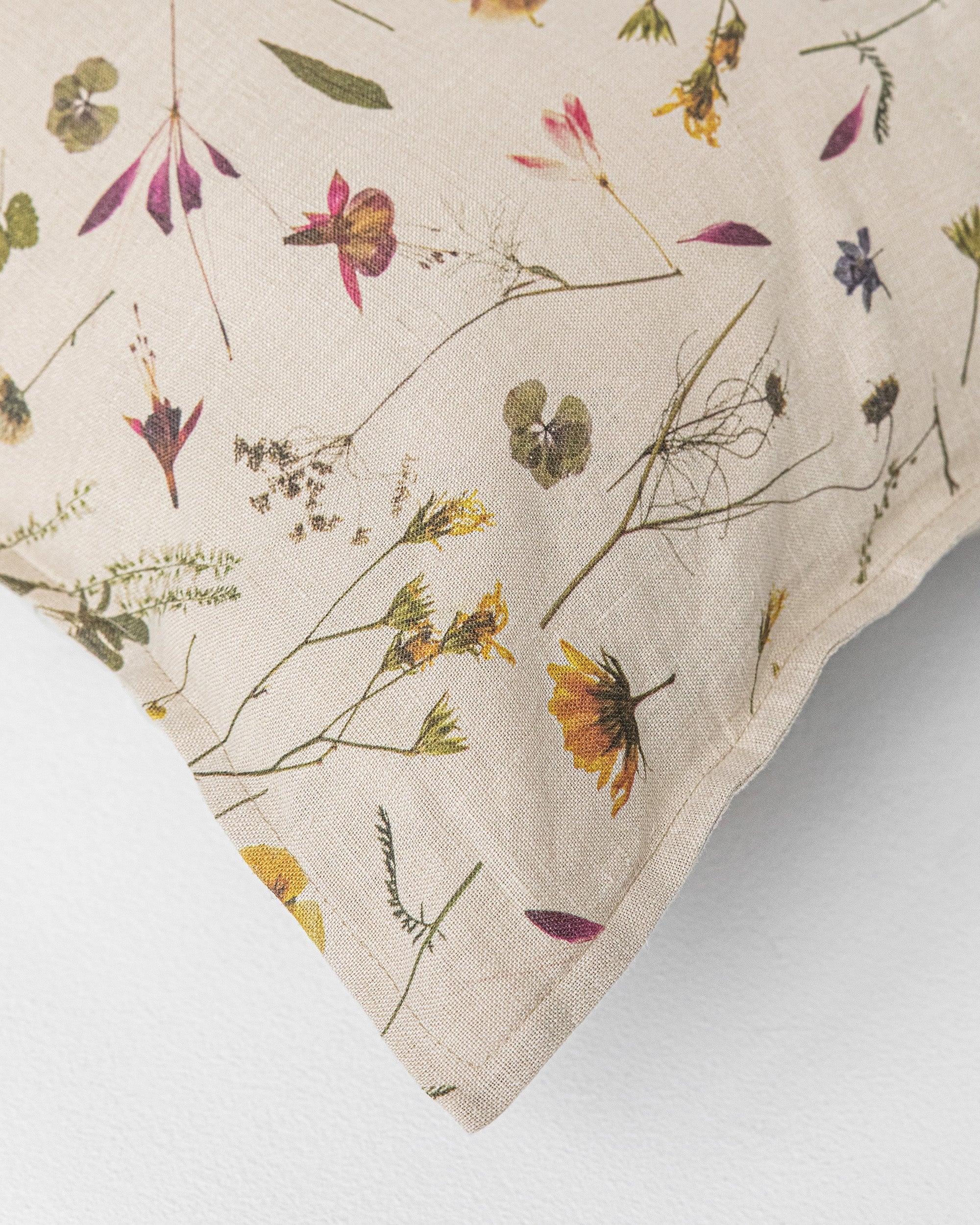 Pillow cover with buttons in Botanical print