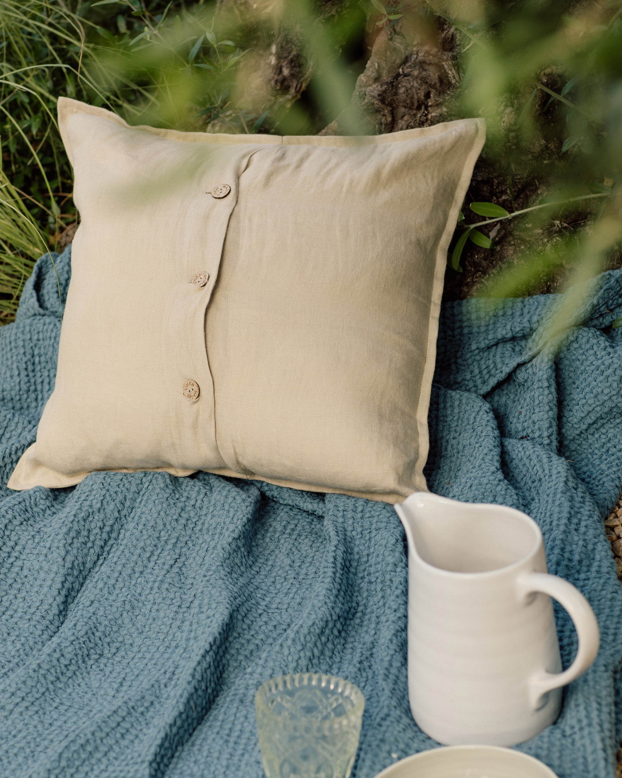 Deco pillow cover with buttons in Natural linen