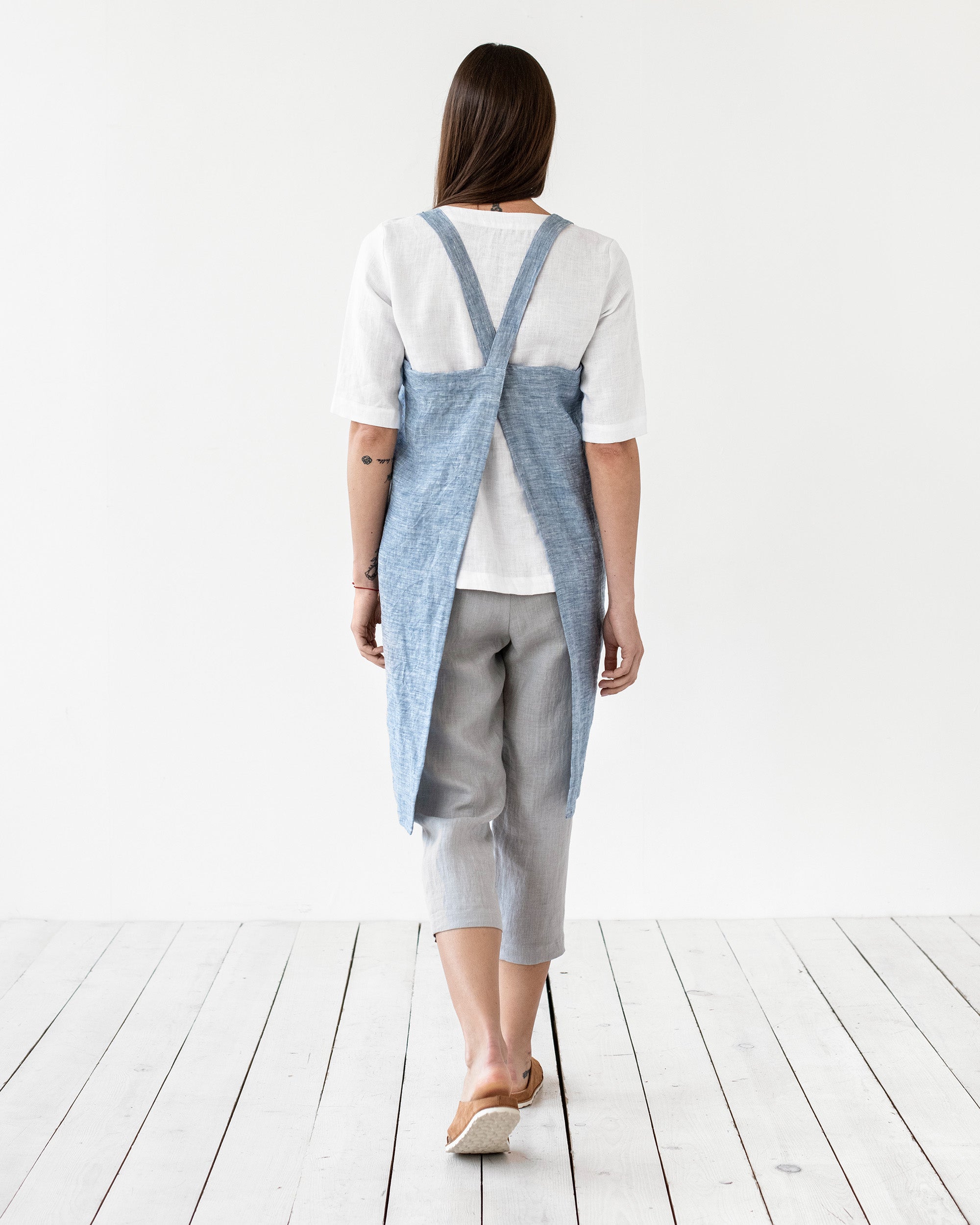 Japanese cross-back linen apron in Blue melange