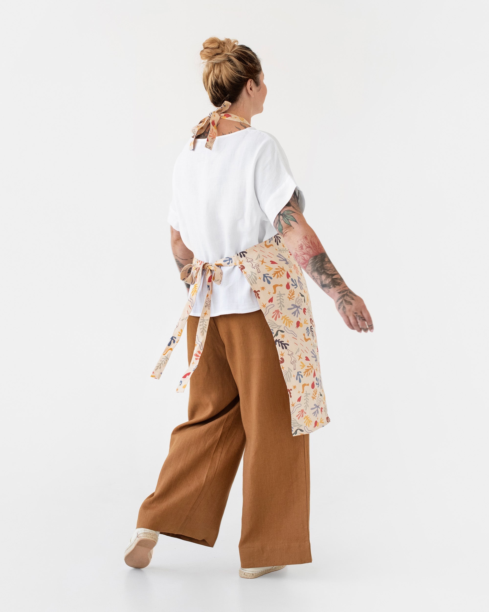 Linen bib apron in Abstract print