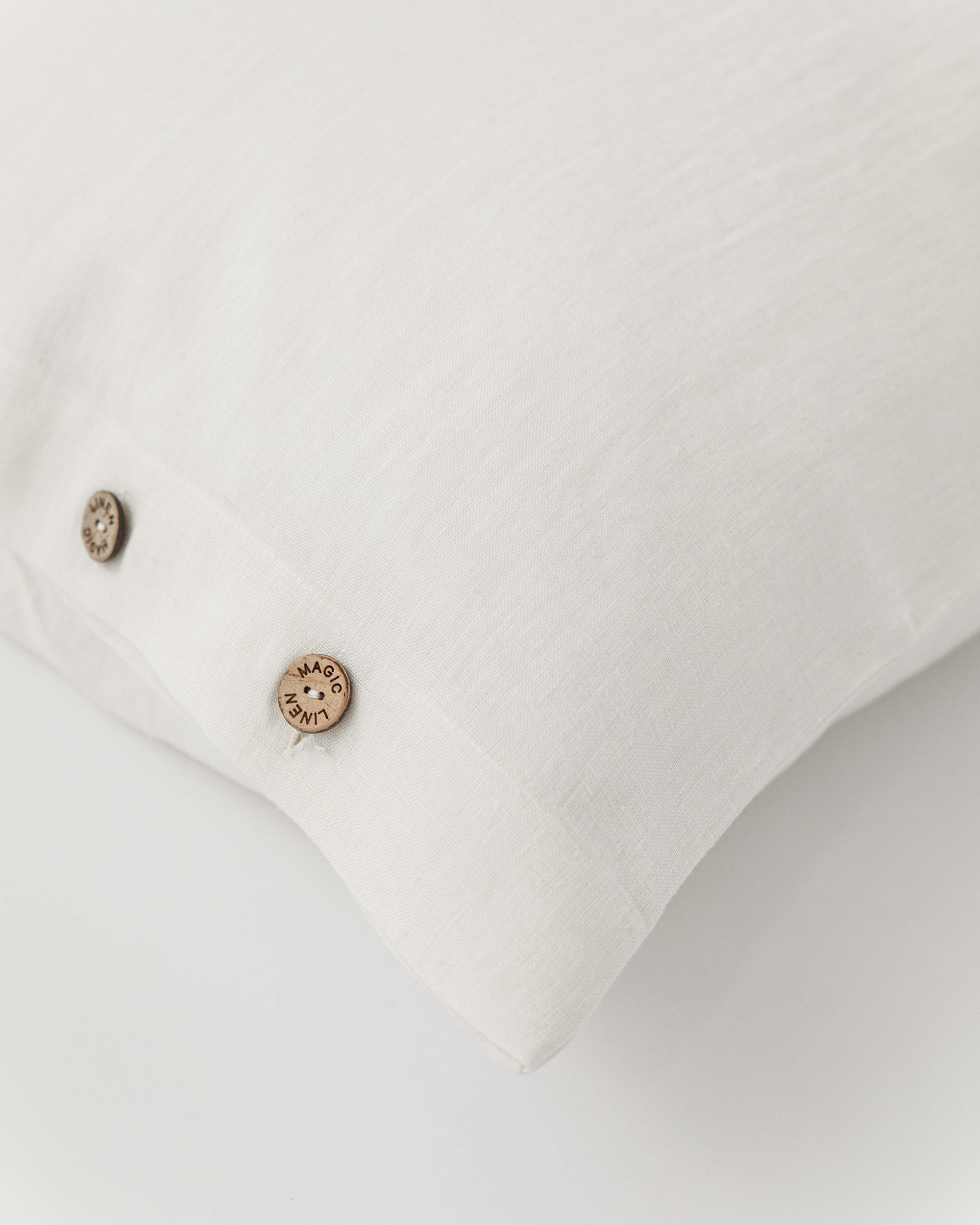 Linen pillowcase with buttons in White