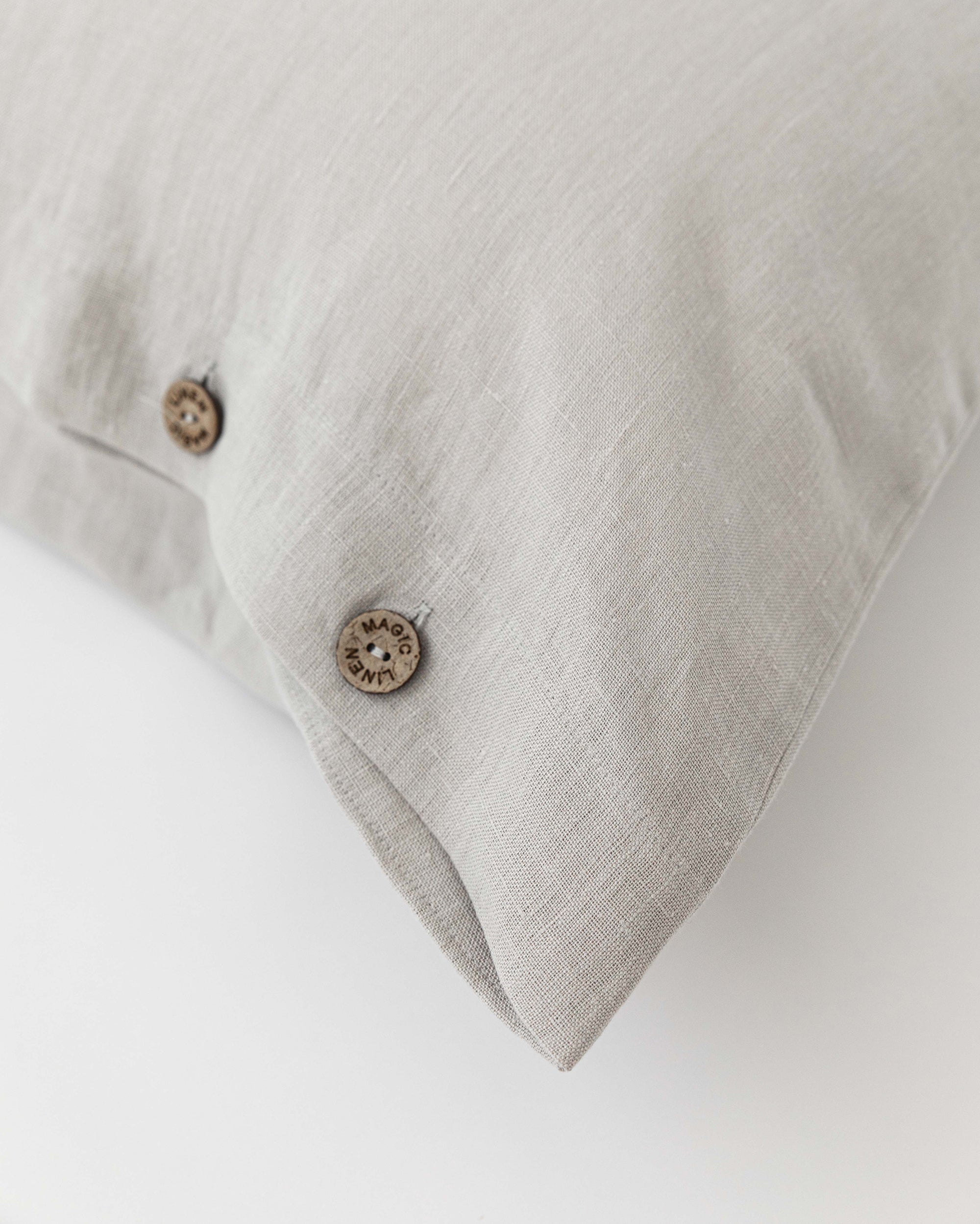 Linen pillowcase with buttons in Natural linen