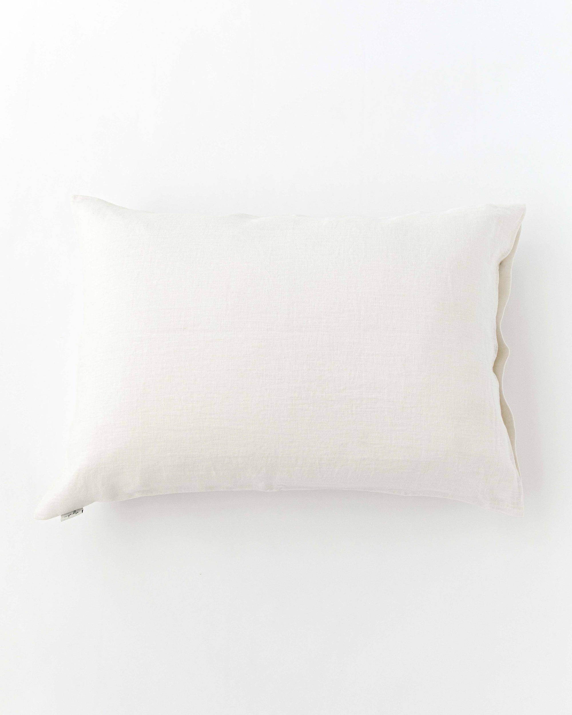 Linen pillowcase with buttons in White