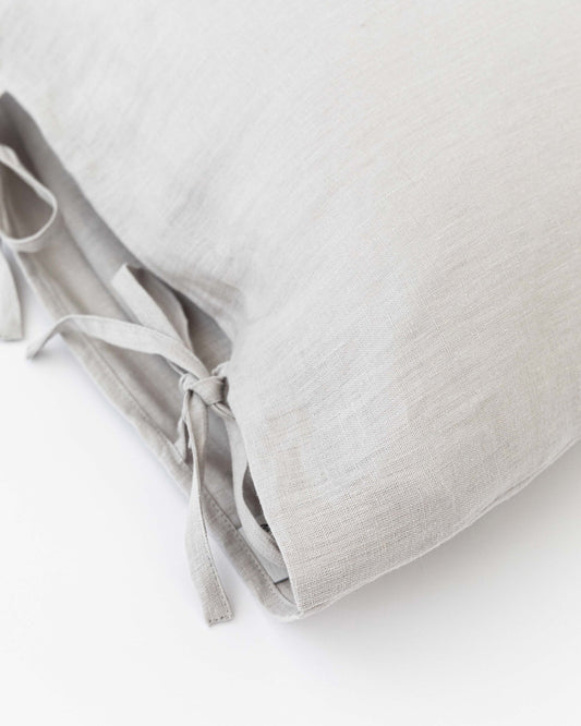 Linen pillowcase with ties in Light gray