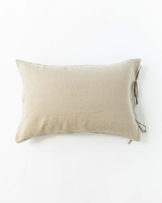 Linen pillowcase with ties in Natural linen