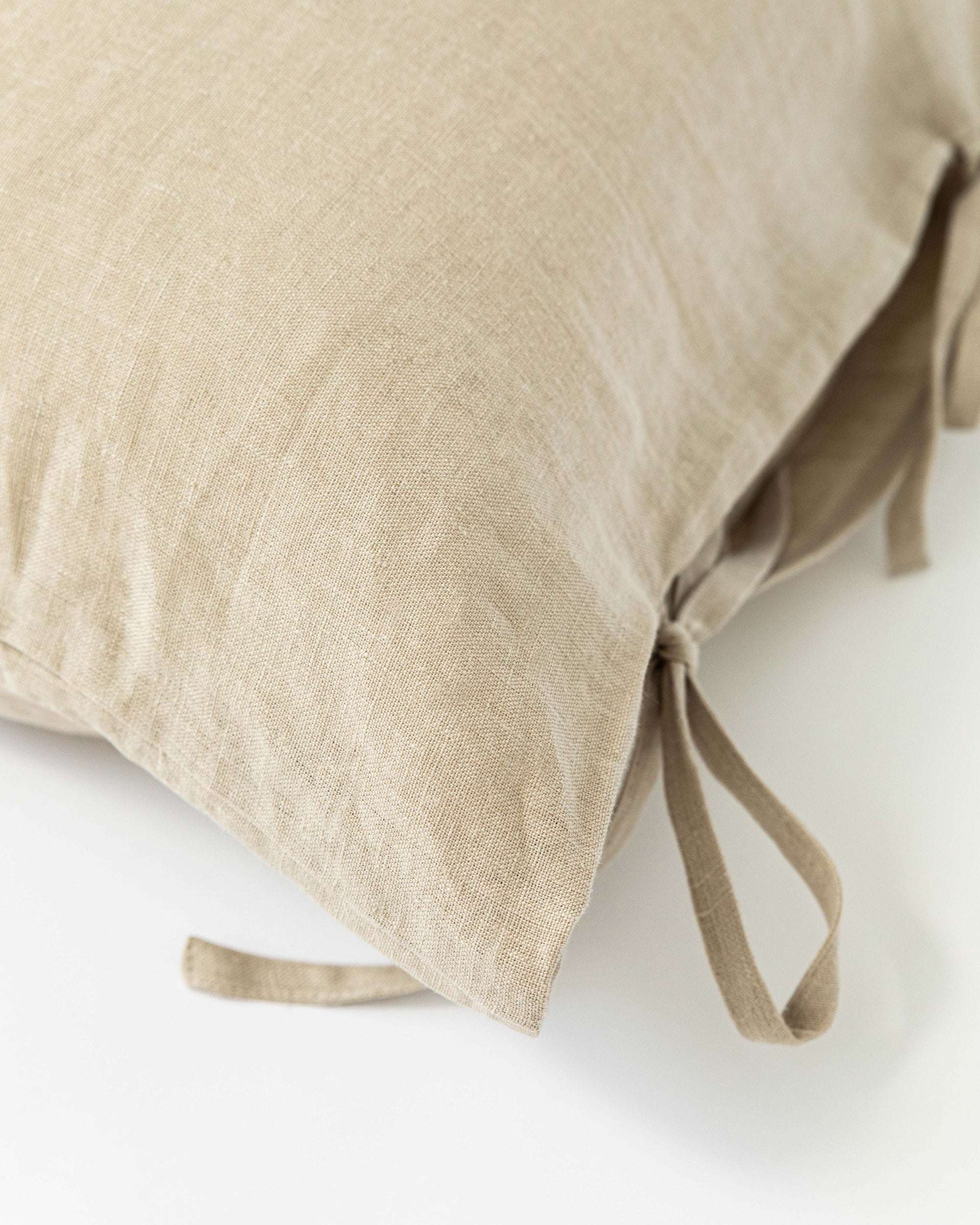 Linen pillowcase with ties in Natural linen