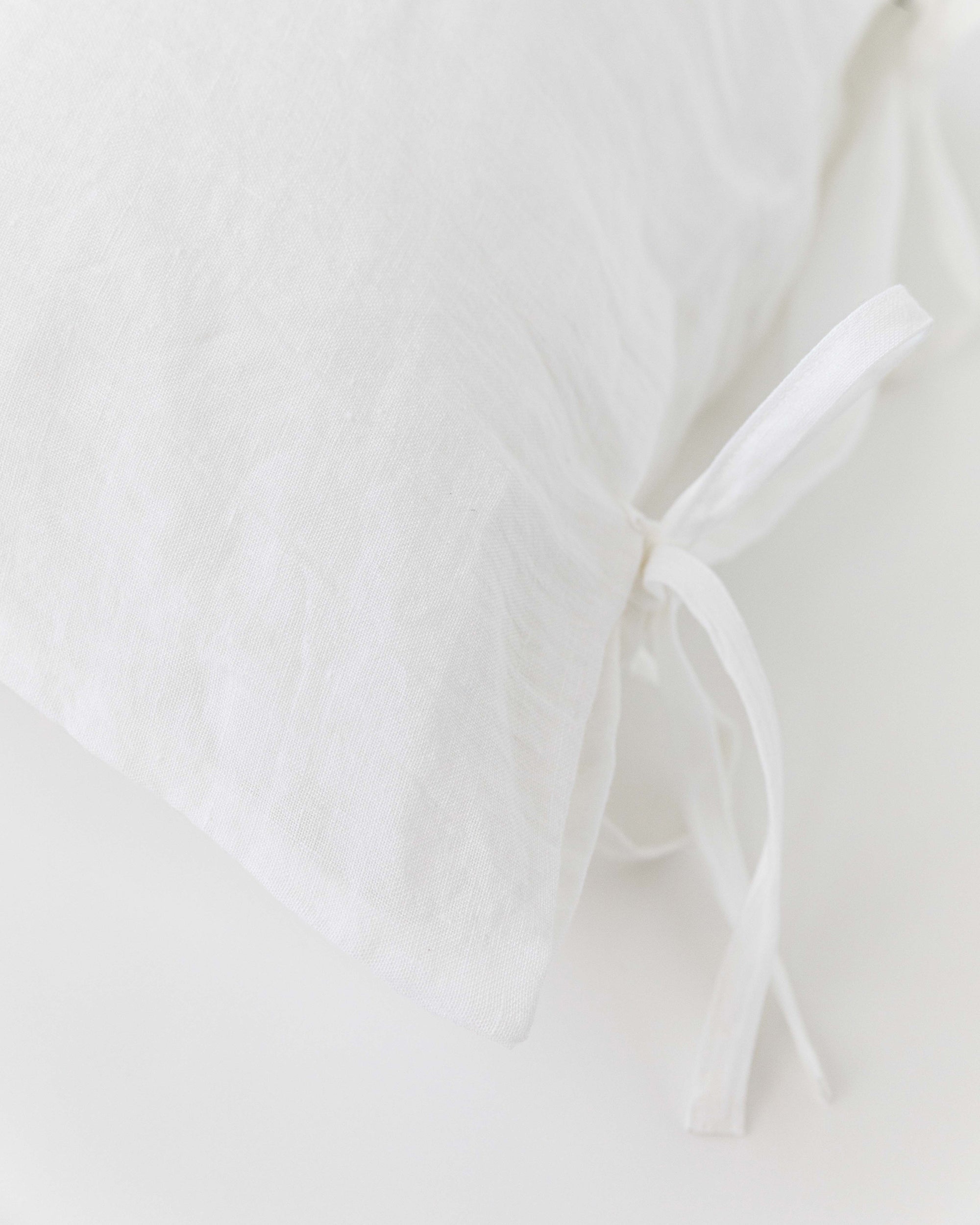 Linen pillowcase with ties in White