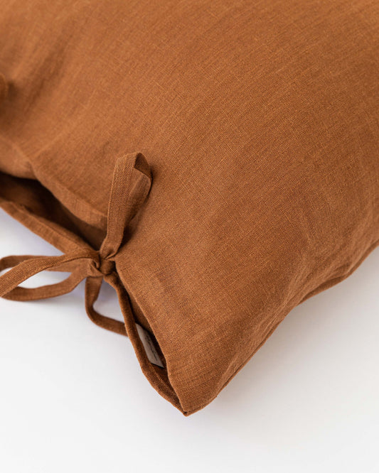 Linen pillowcase with ties in Cinnamon