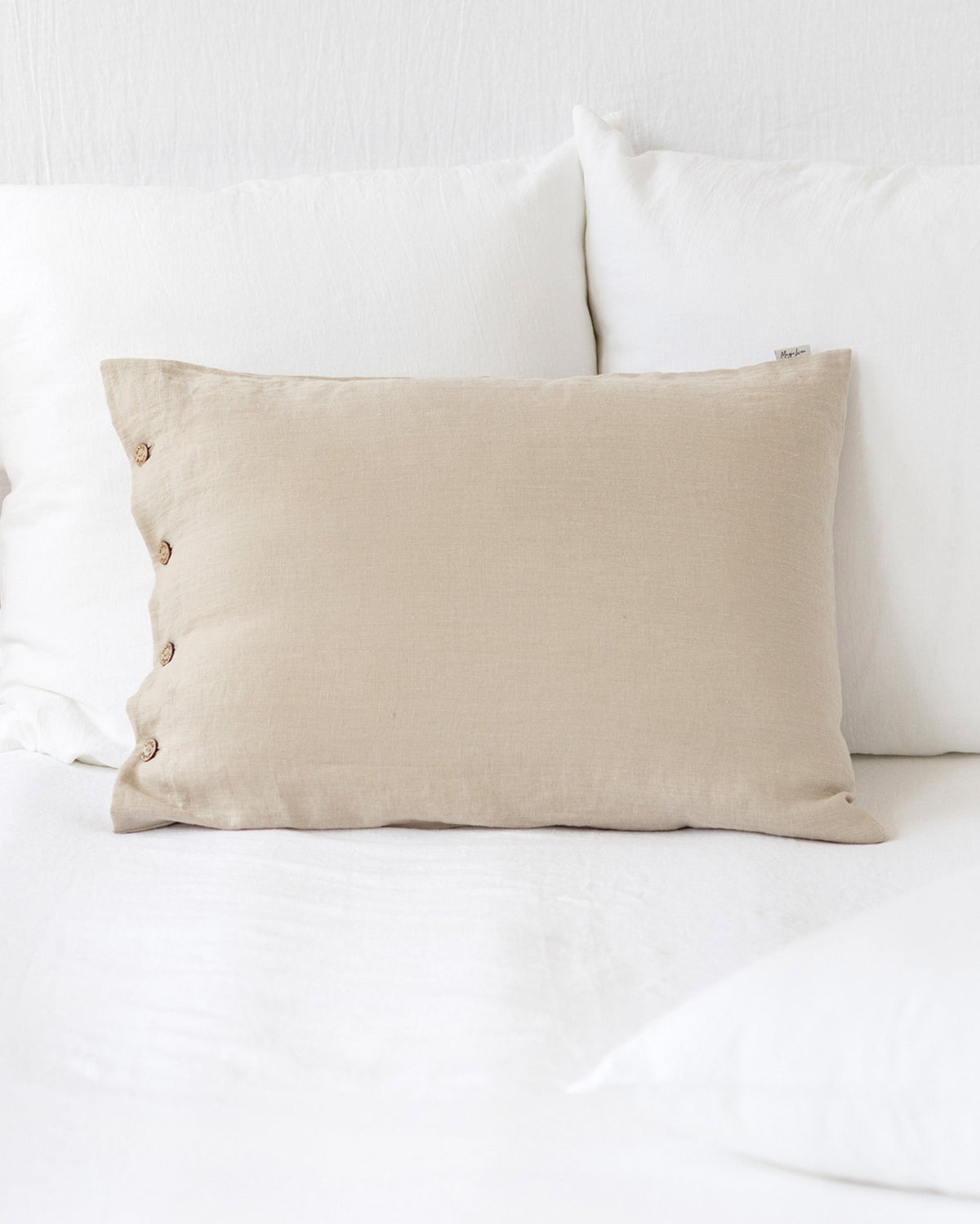 Linen pillowcase with buttons in Natural linen